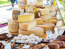 Marktstand mit Käse- und Wurstprodukten