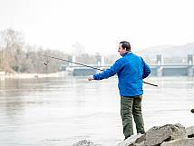 Fischer am Rheinufer vor dem Kraftwerk Birsfelden