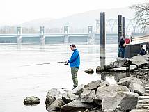 Fischer am Rheinufer vor dem Kraftwerk Birsfelden