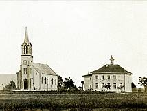 Die reformierte Kirche und das erste Schulhaus um 1875