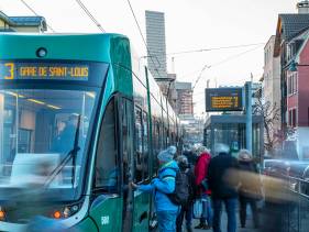 Tram an Haltestelle
